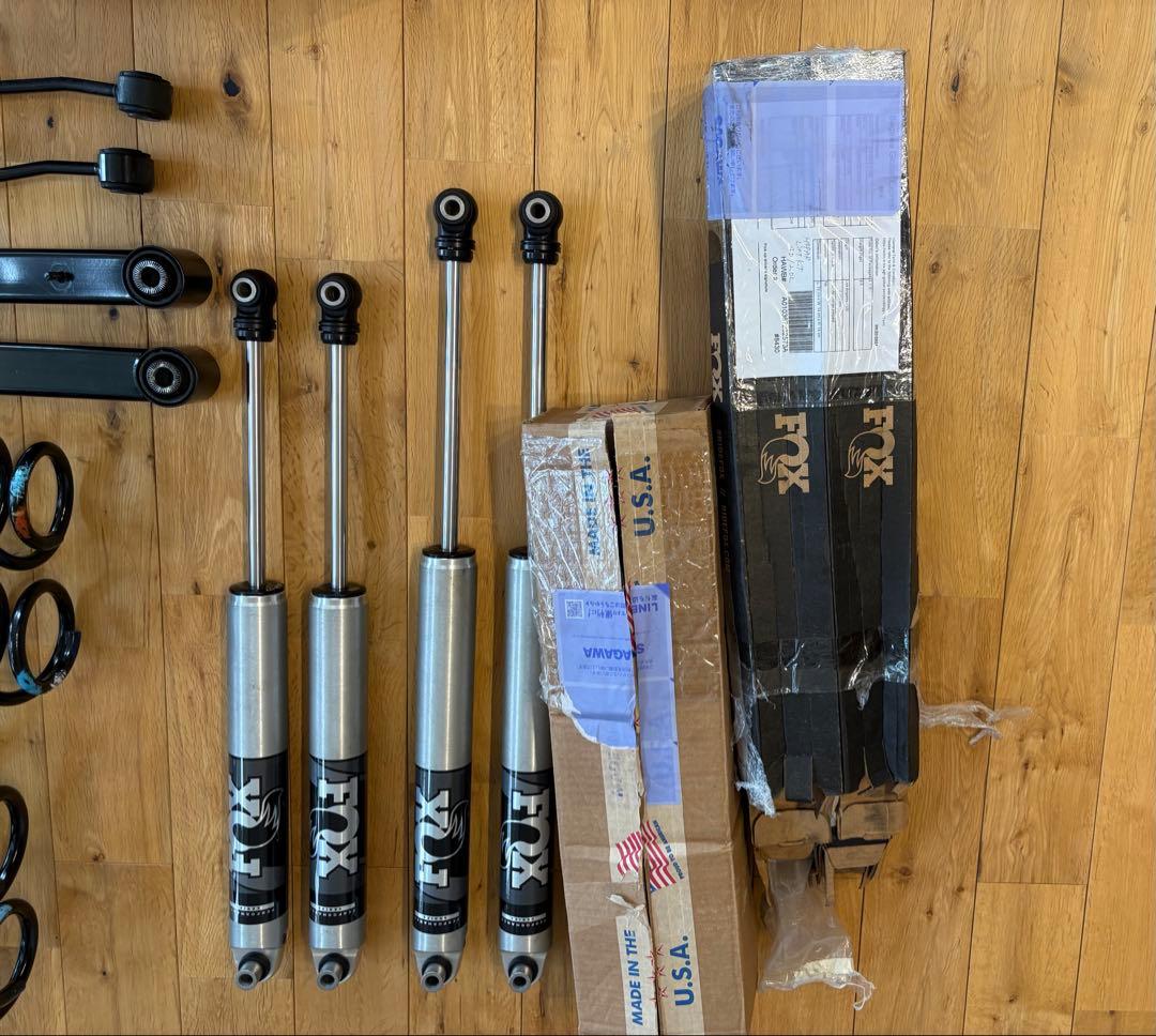 ゆっぴーラングラーJL2.0右　モパー純正2インチリフトアップキットFOX