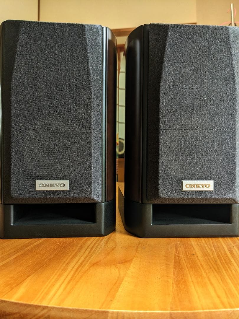 美しい形状と音を持つ ONKYO D-112EXTスピーカーペア