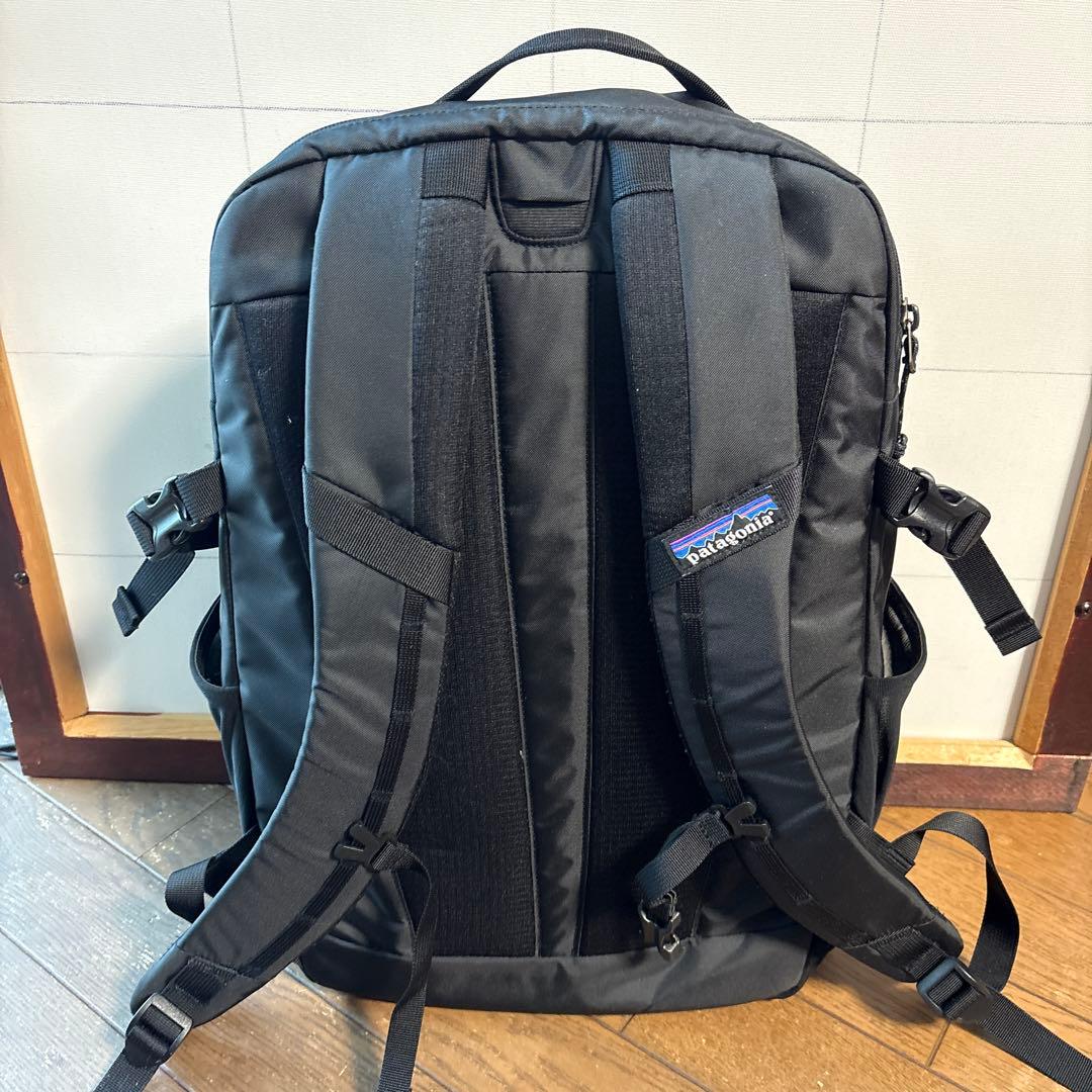 Patagonia ブラック リュック “レフュジオ・デイパック 26L”