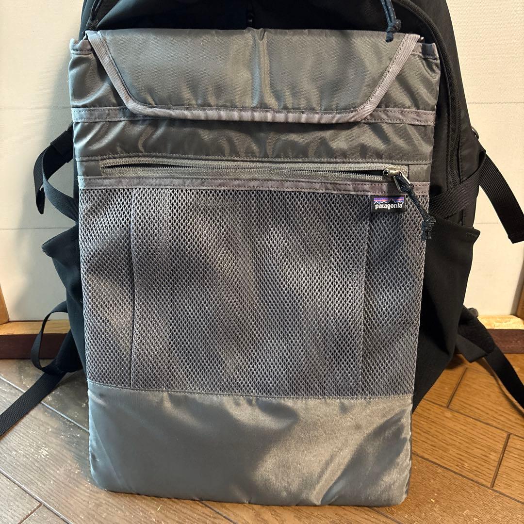 Patagonia ブラック リュック “レフュジオ・デイパック 26L”