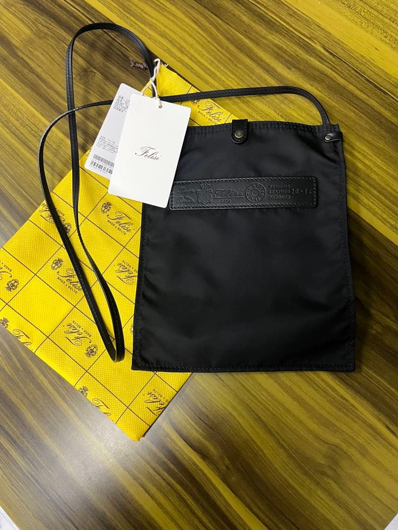 フェリージ　ショルダーバック