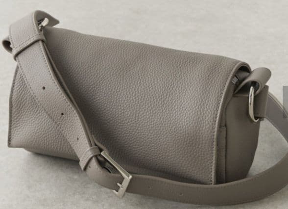 【ビアズリー】新品タグ付き ミニレザーボディバッグ♪