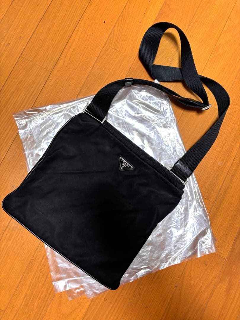 PRADA プラダ　ショルダーバッグ　黒
