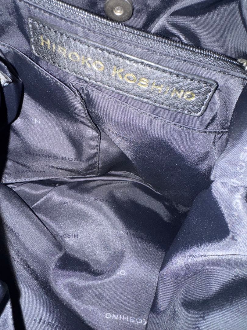 ヒロココシノ　黒のレザーショルダーバッグ(ひったくり防止紐付き)