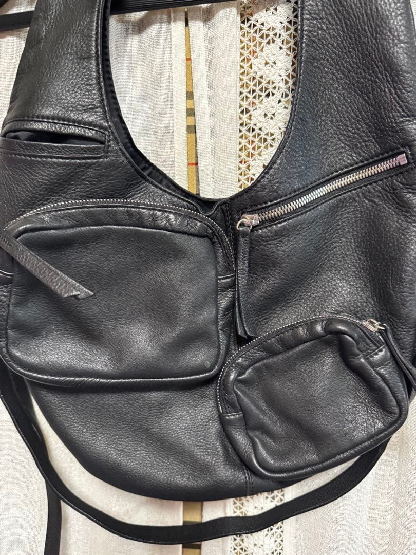 ヒロココシノ　黒のレザーショルダーバッグ(ひったくり防止紐付き)