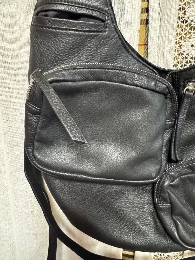 ヒロココシノ　黒のレザーショルダーバッグ(ひったくり防止紐付き)