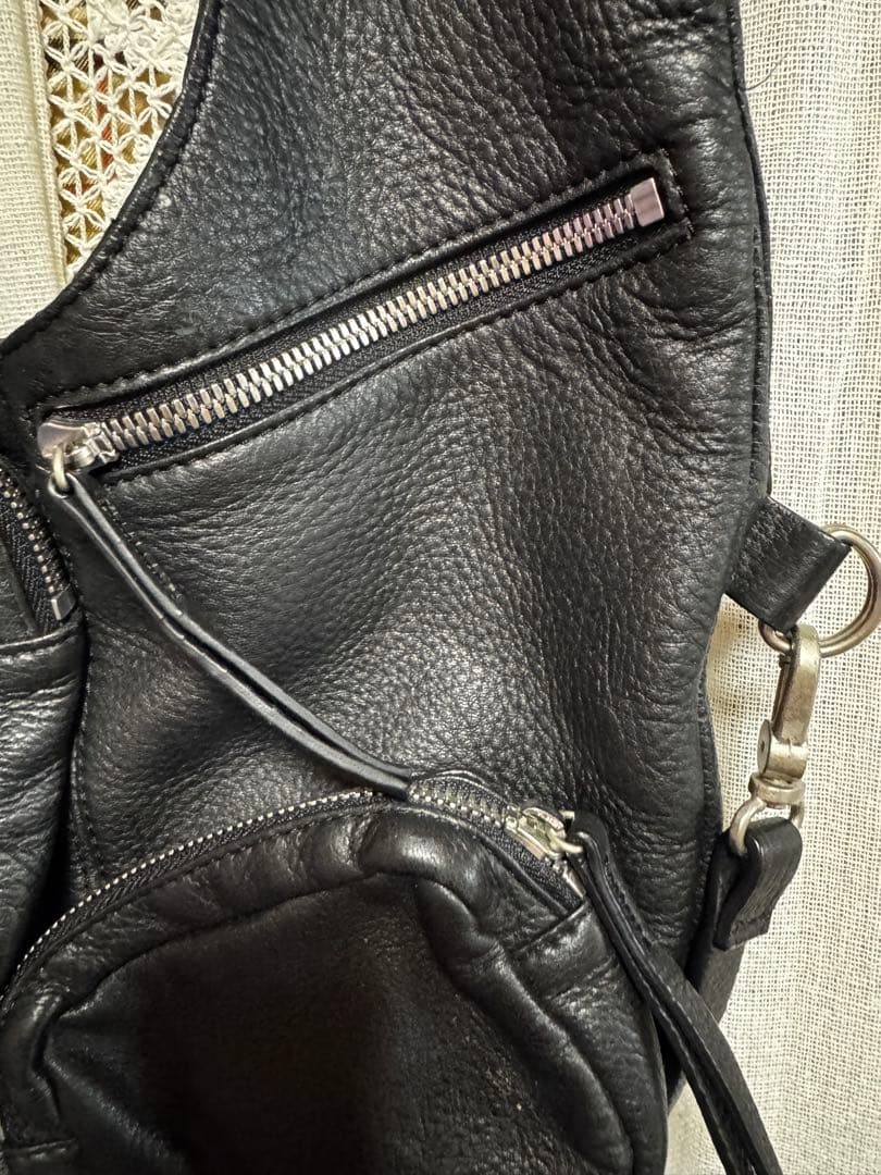 ヒロココシノ　黒のレザーショルダーバッグ(ひったくり防止紐付き)