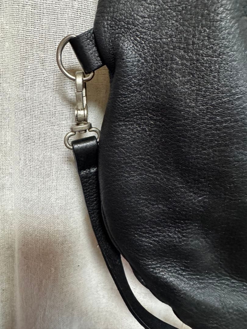 ヒロココシノ　黒のレザーショルダーバッグ(ひったくり防止紐付き)