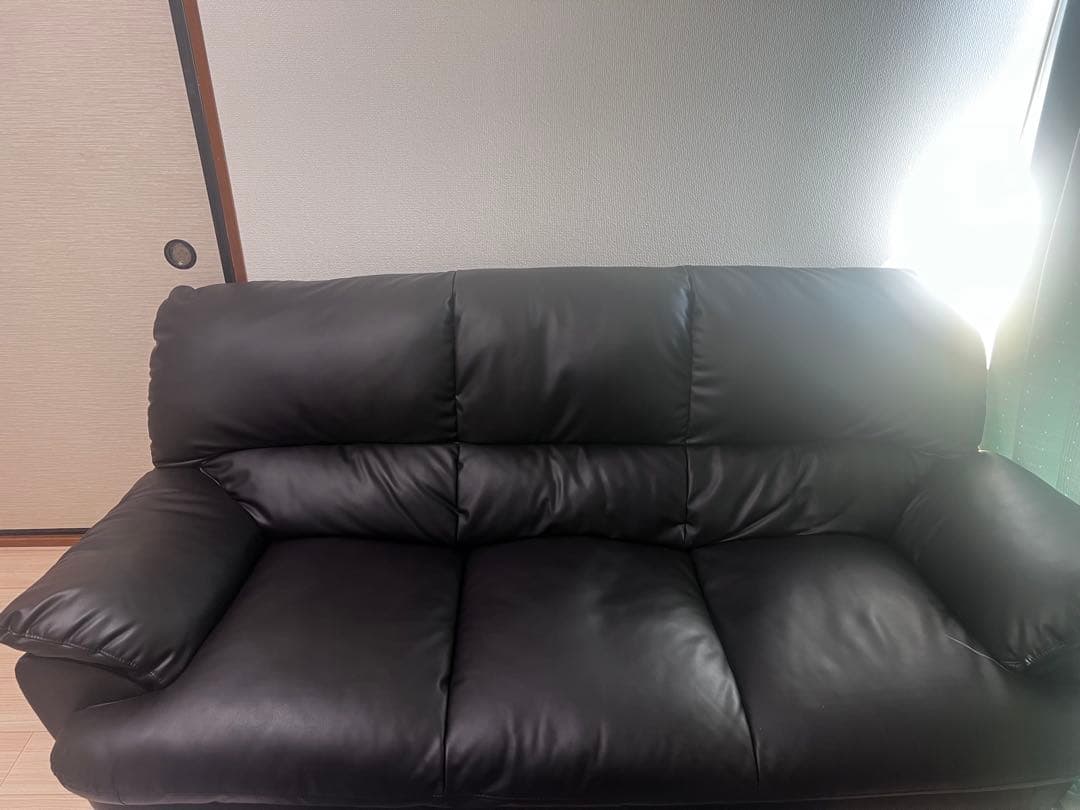 (マスターチーズ)黒の3人掛けソファ