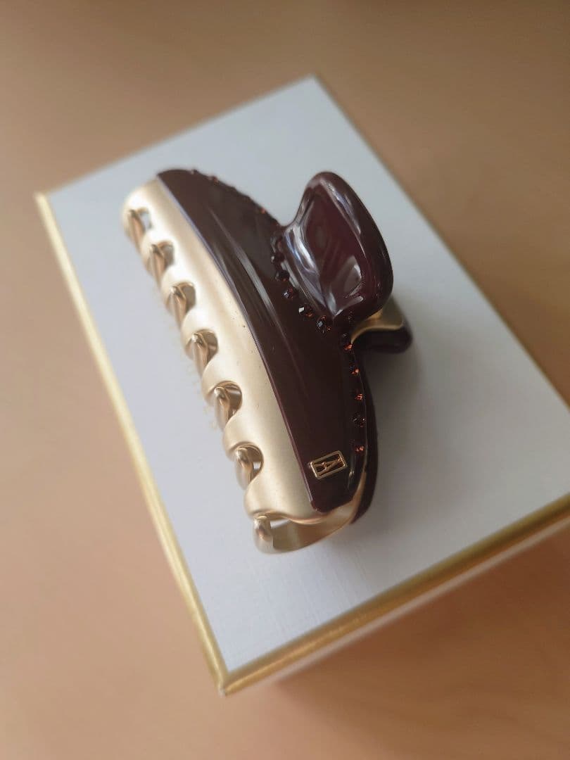アレクサンドルドゥパリ スワロフスキー ヴァンドームクリップ ブラウン