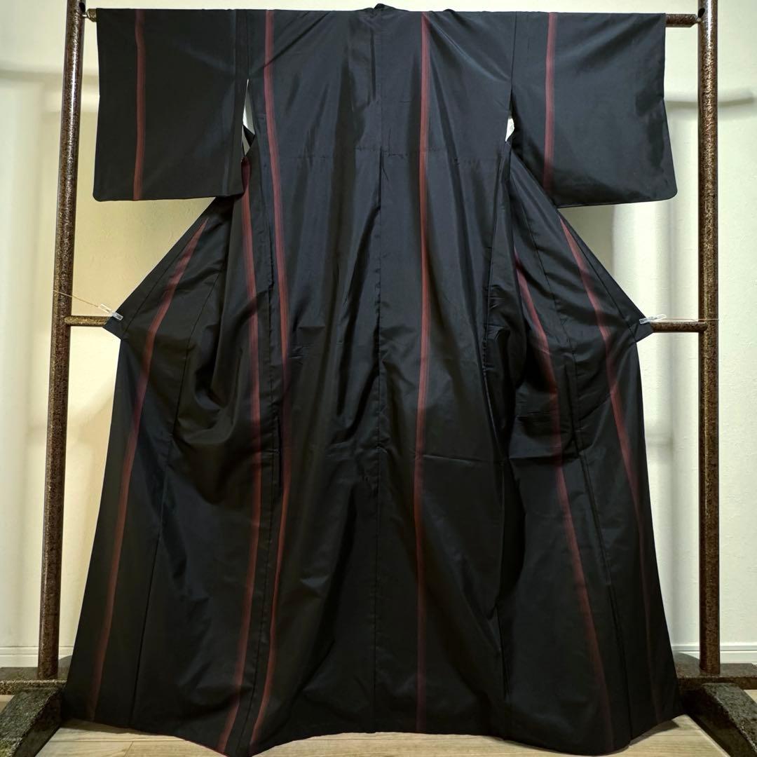 超美品　着物　正絹　袷　現代　紬　171裄67 黒　赤　大島紬　トール　シンプル