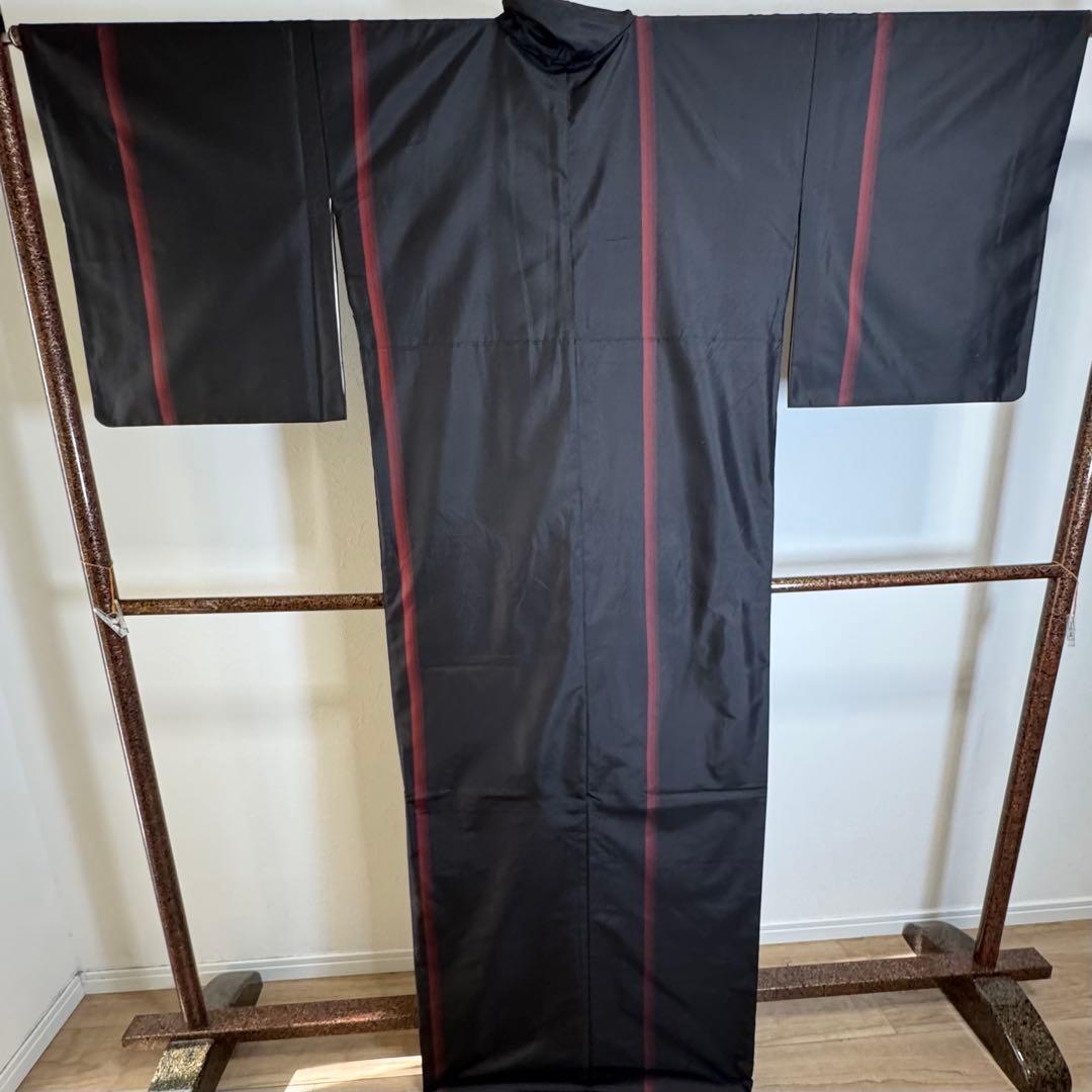 超美品　着物　正絹　袷　現代　紬　171裄67 黒　赤　大島紬　トール　シンプル