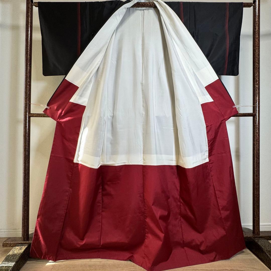 超美品　着物　正絹　袷　現代　紬　171裄67 黒　赤　大島紬　トール　シンプル