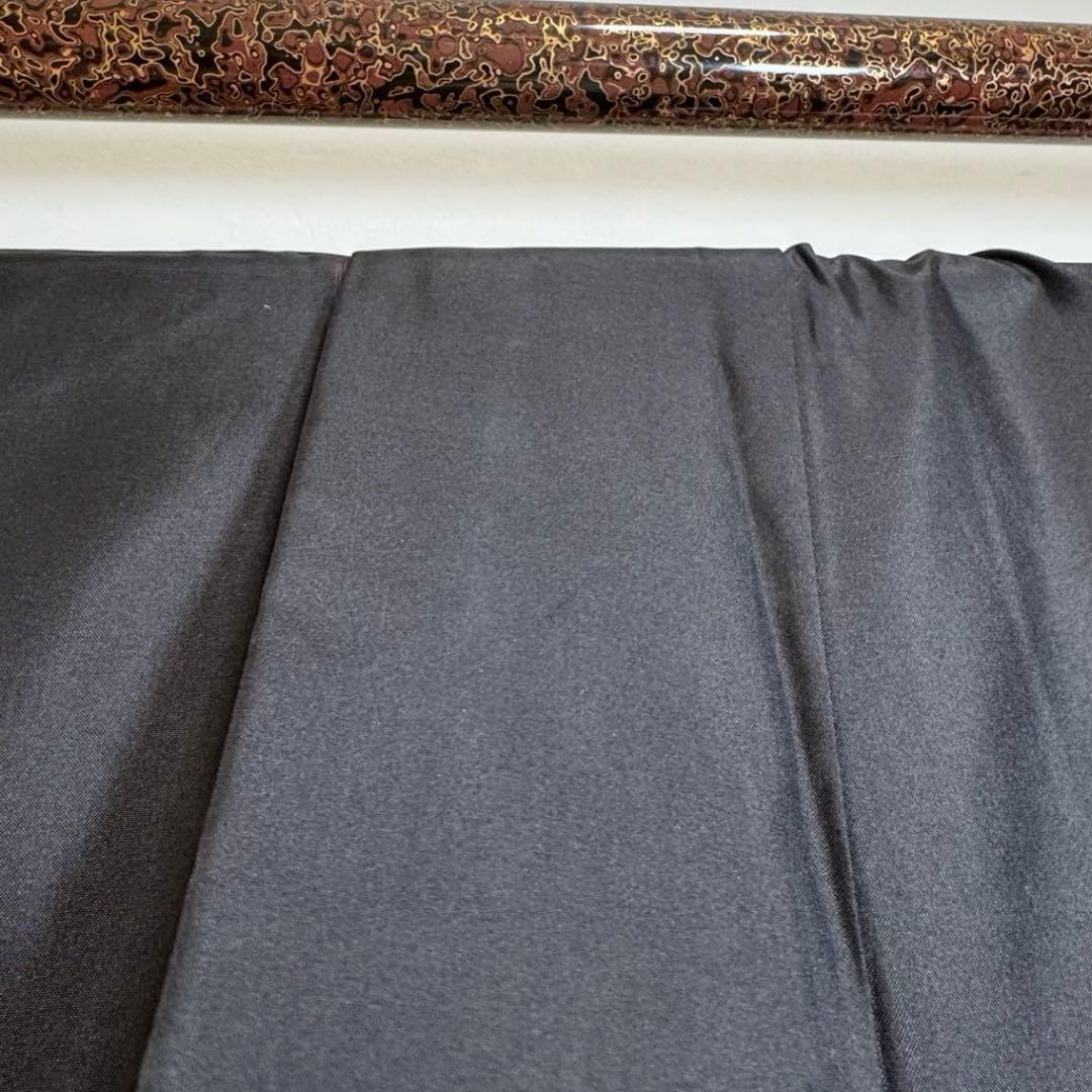 超美品　着物　正絹　袷　現代　紬　171裄67 黒　赤　大島紬　トール　シンプル