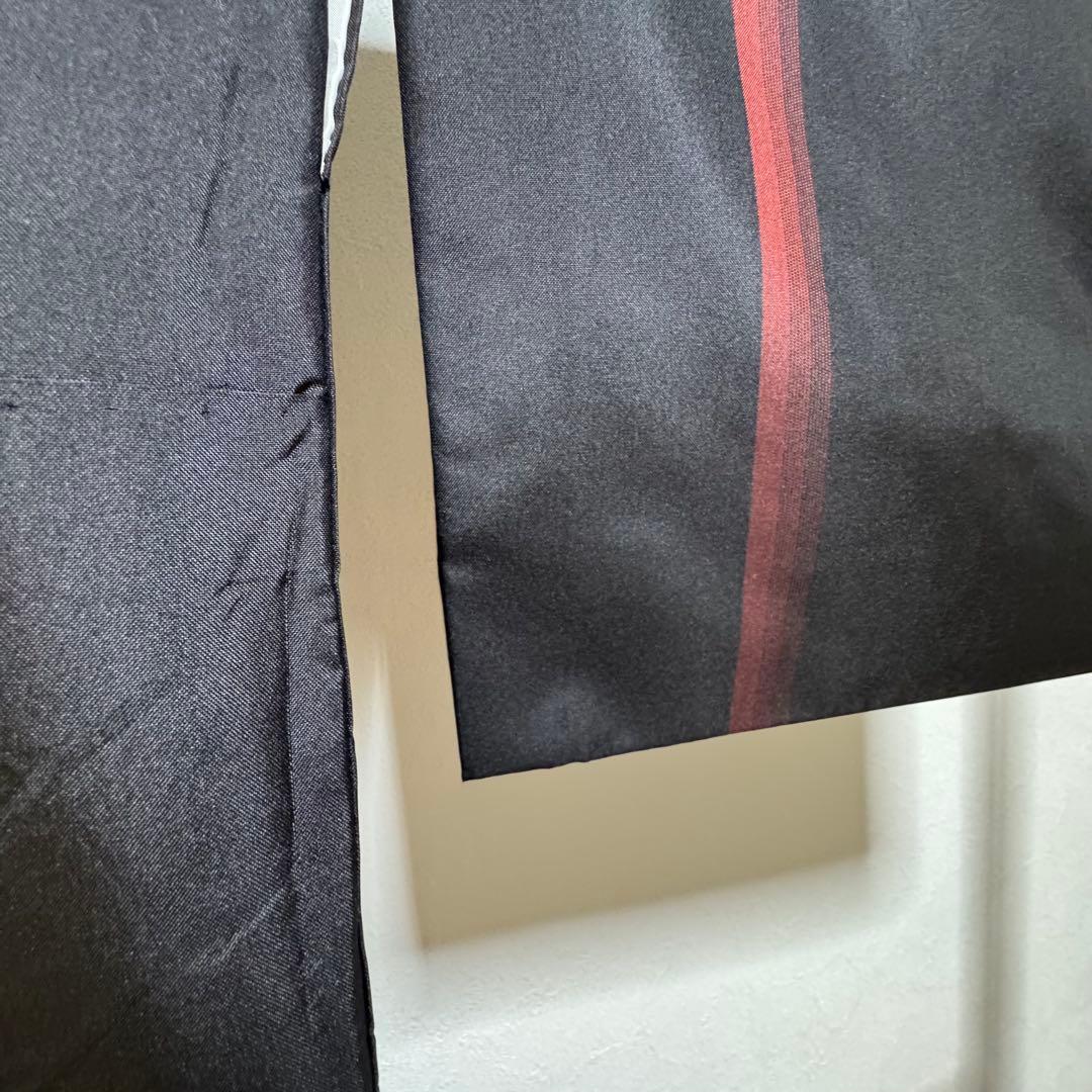 超美品　着物　正絹　袷　現代　紬　171裄67 黒　赤　大島紬　トール　シンプル