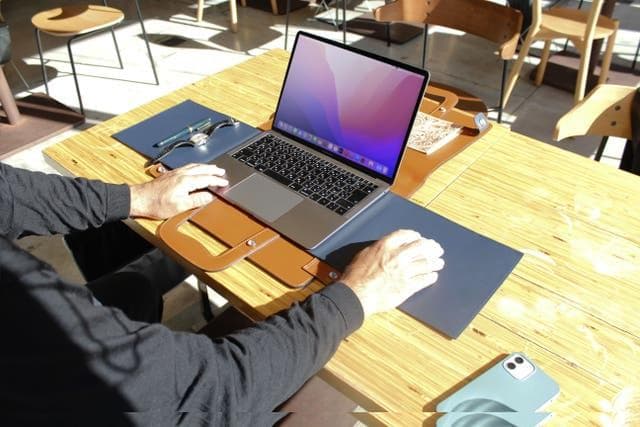 限定 68％オフ カービング 新品 PC ケース ポケット付 ブラウン 本革