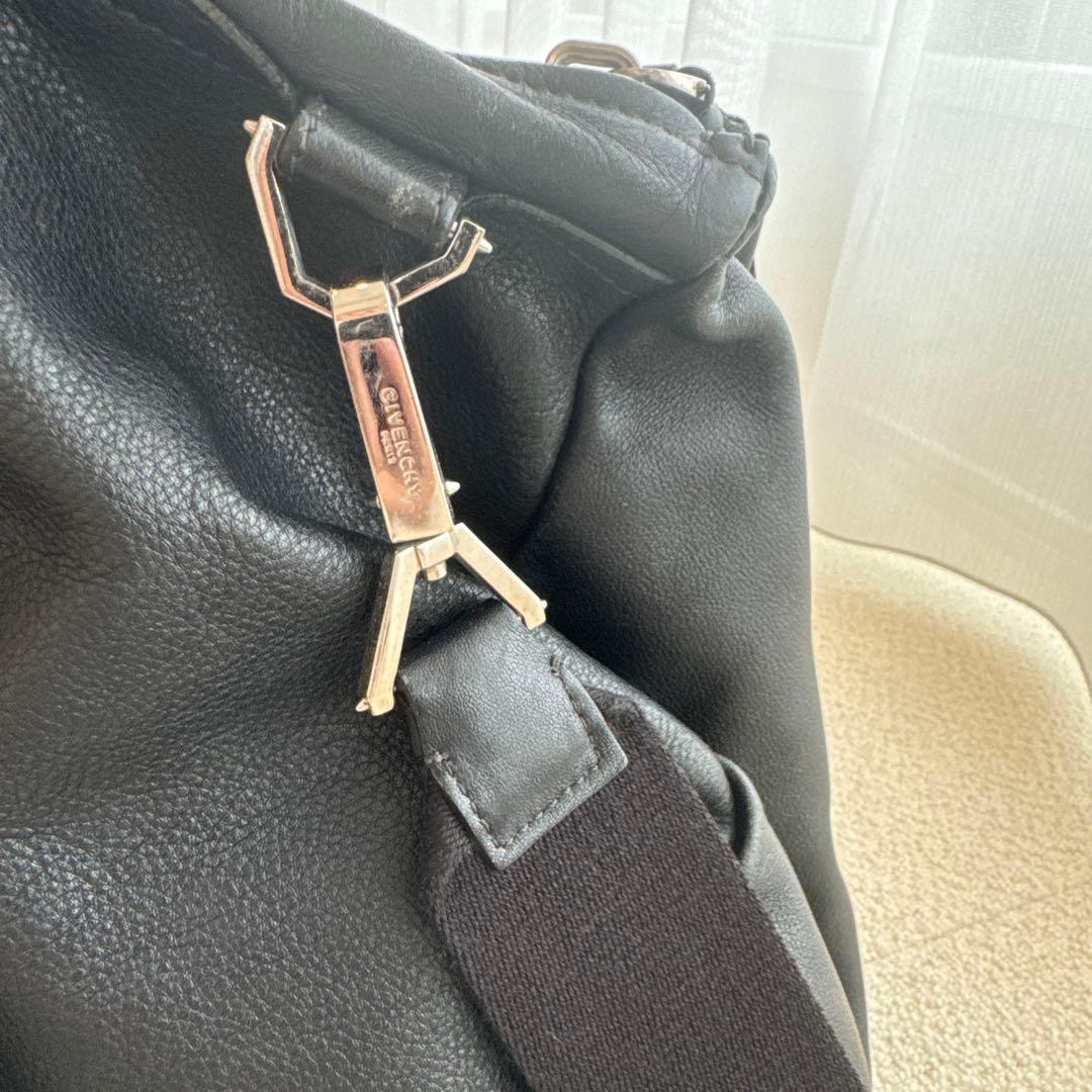 GIVENCHY ブラックレザー ショルダーバッグ