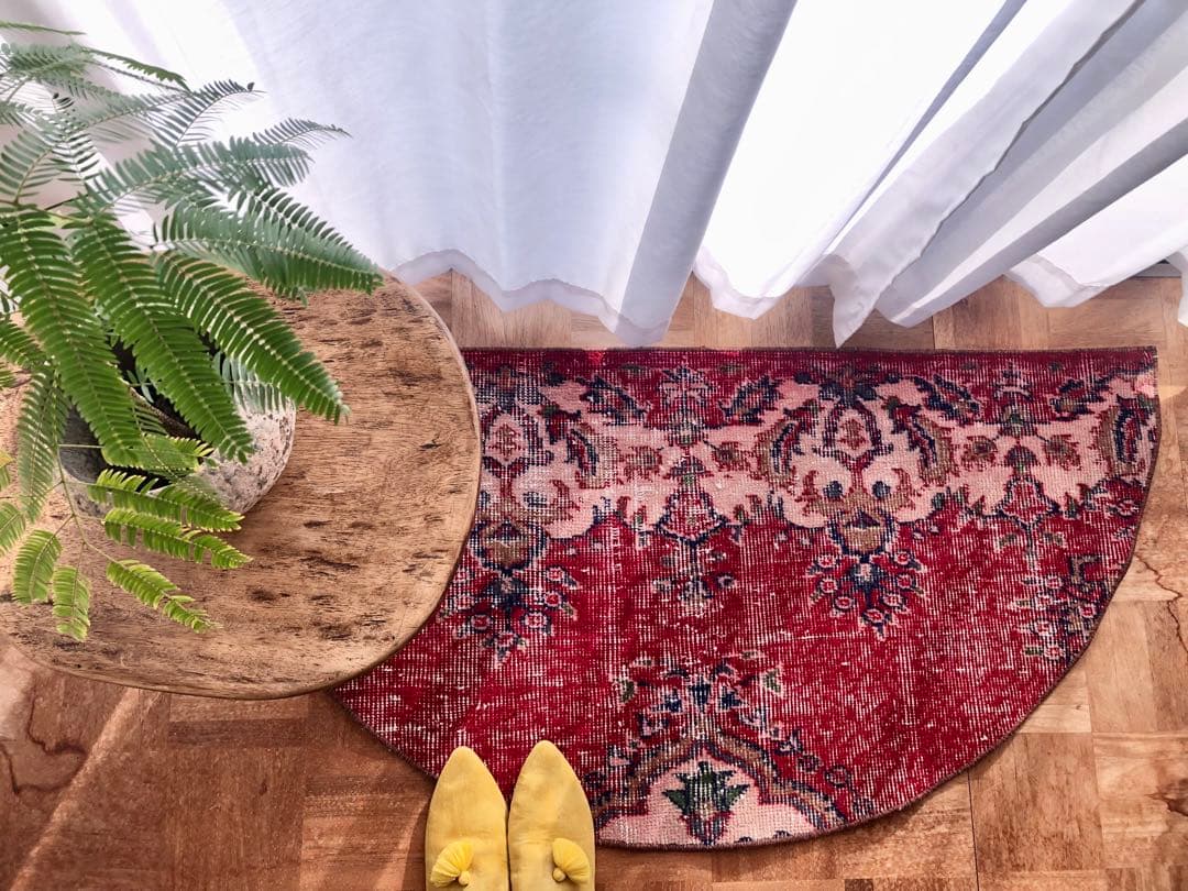 【大きめサイズ】✧美しいredと優しいpink✧トルコ ビンテージラグ 半円ラグ