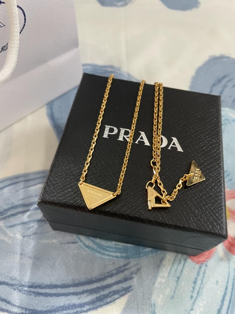 ゴールド/テテ愛用 プラダ ネックレス Prada 三角 ロゴ