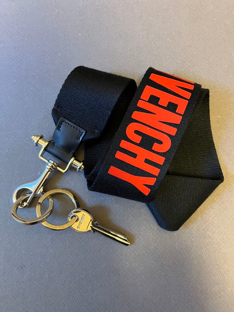 正規美品 Givenchy ジバンシィ ロゴ ネックストラップ