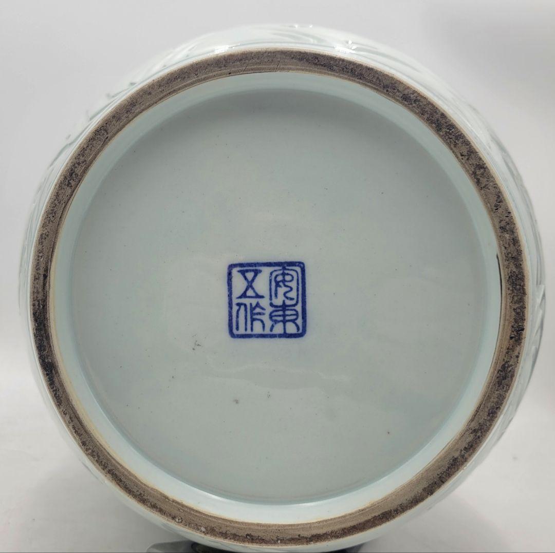 安東五(韓国人間国宝)　陽刻　染付　大型壺　箱無し　骨董品、美術品