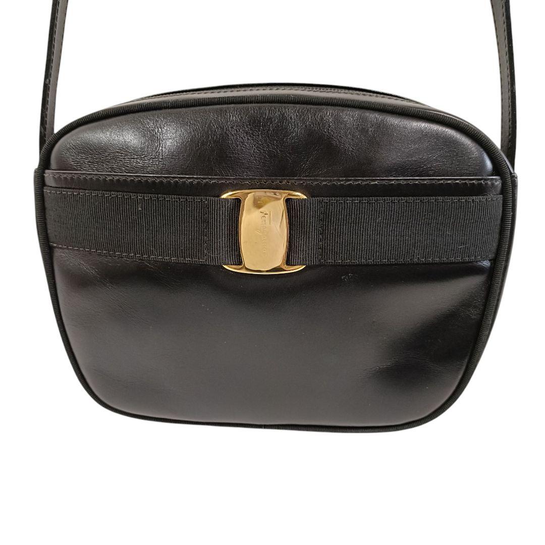 美品 正規品 フェラガモ ショルダーバッグ サコッシュ ヴァラ 斜め掛け 黒 革
