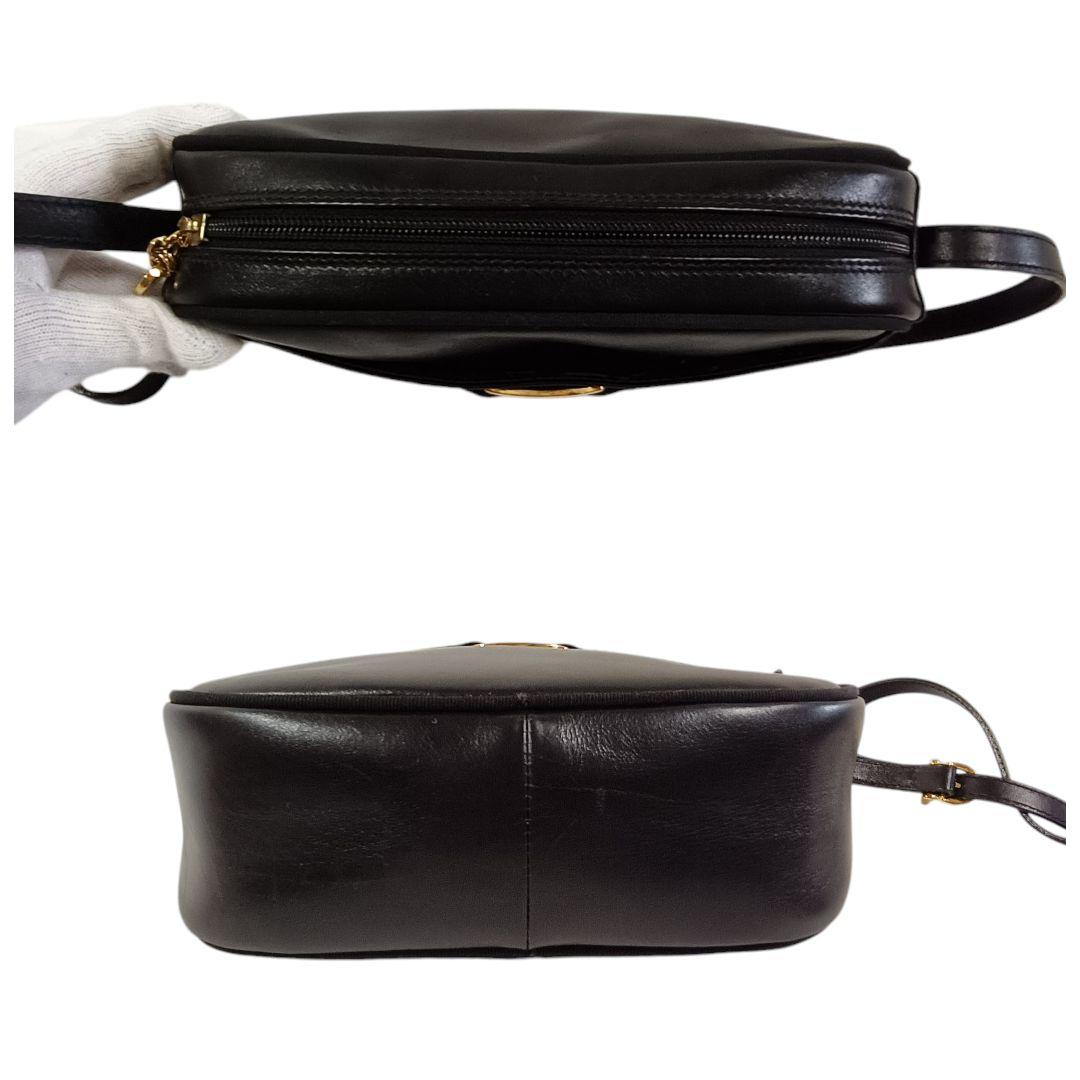 美品 正規品 フェラガモ ショルダーバッグ サコッシュ ヴァラ 斜め掛け 黒 革