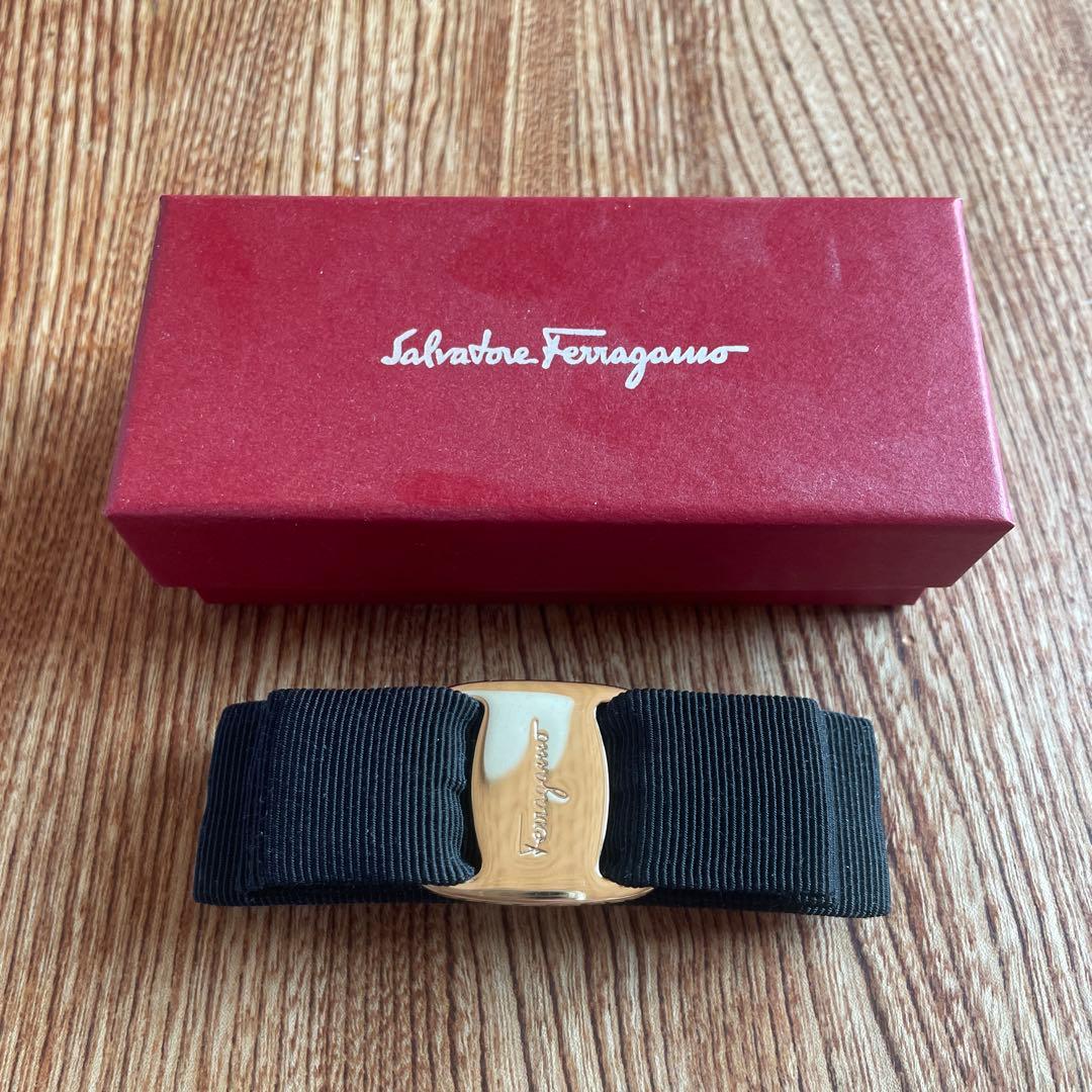 極美品 フェラガモ ヴァラ リボン バレッタ ブラック×ゴールド
