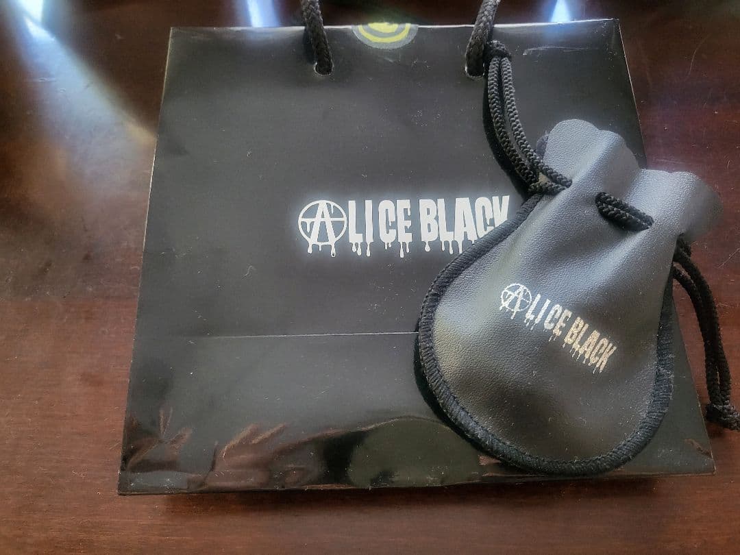 ALICE BLACK コルセットリボンピアス