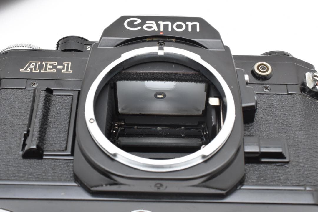 美品 CANON AE-1 ブラック フィルムカメラ　モルト新品交換済 B831