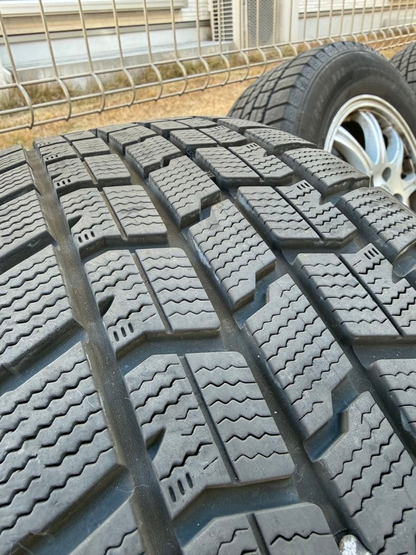 送料込み215/65R16 2022年製　溝7mm　アルミ付きスタッドレス