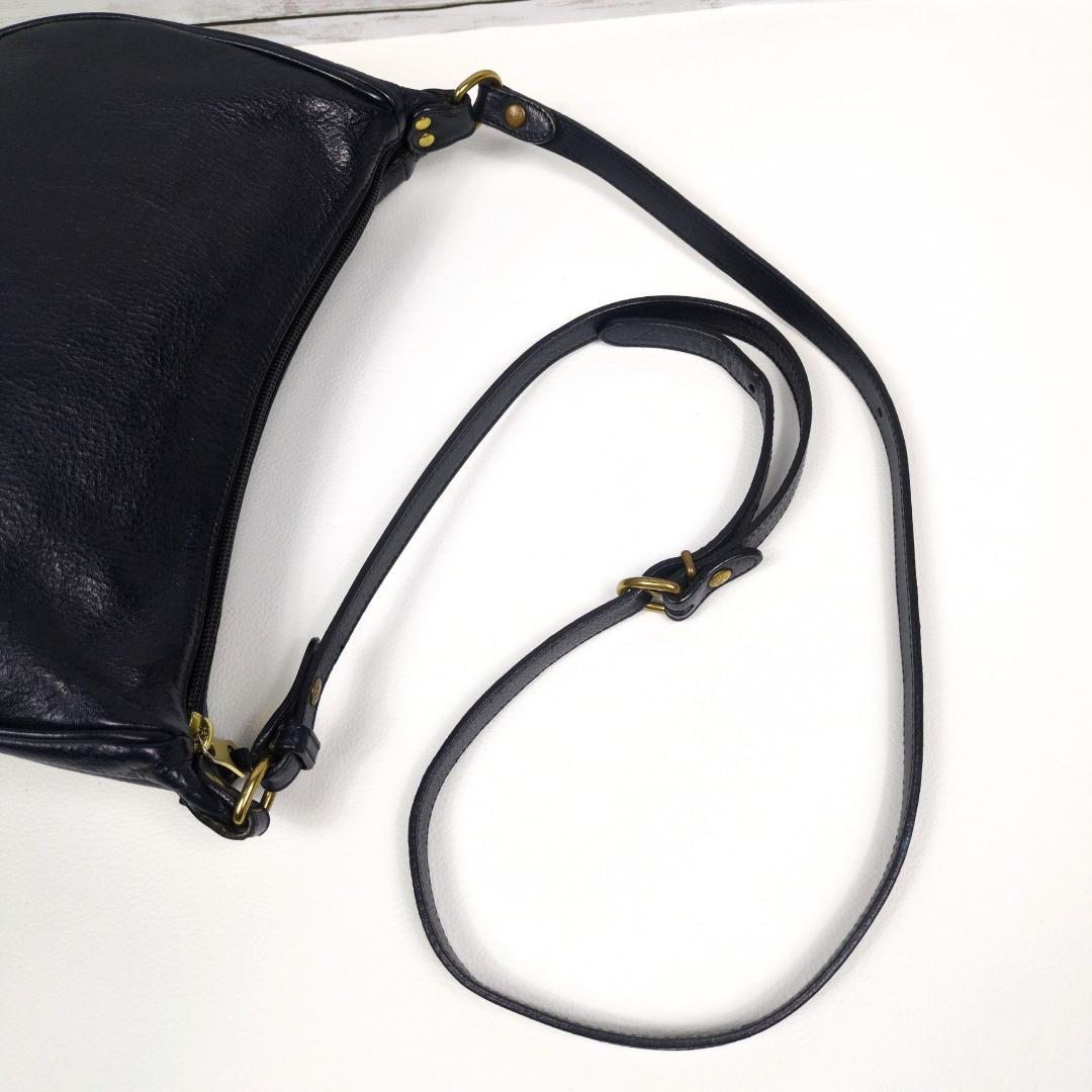 イルビゾンテ　ショルダーバッグ　ネイビー　レザー　ハーフムーン　三日月