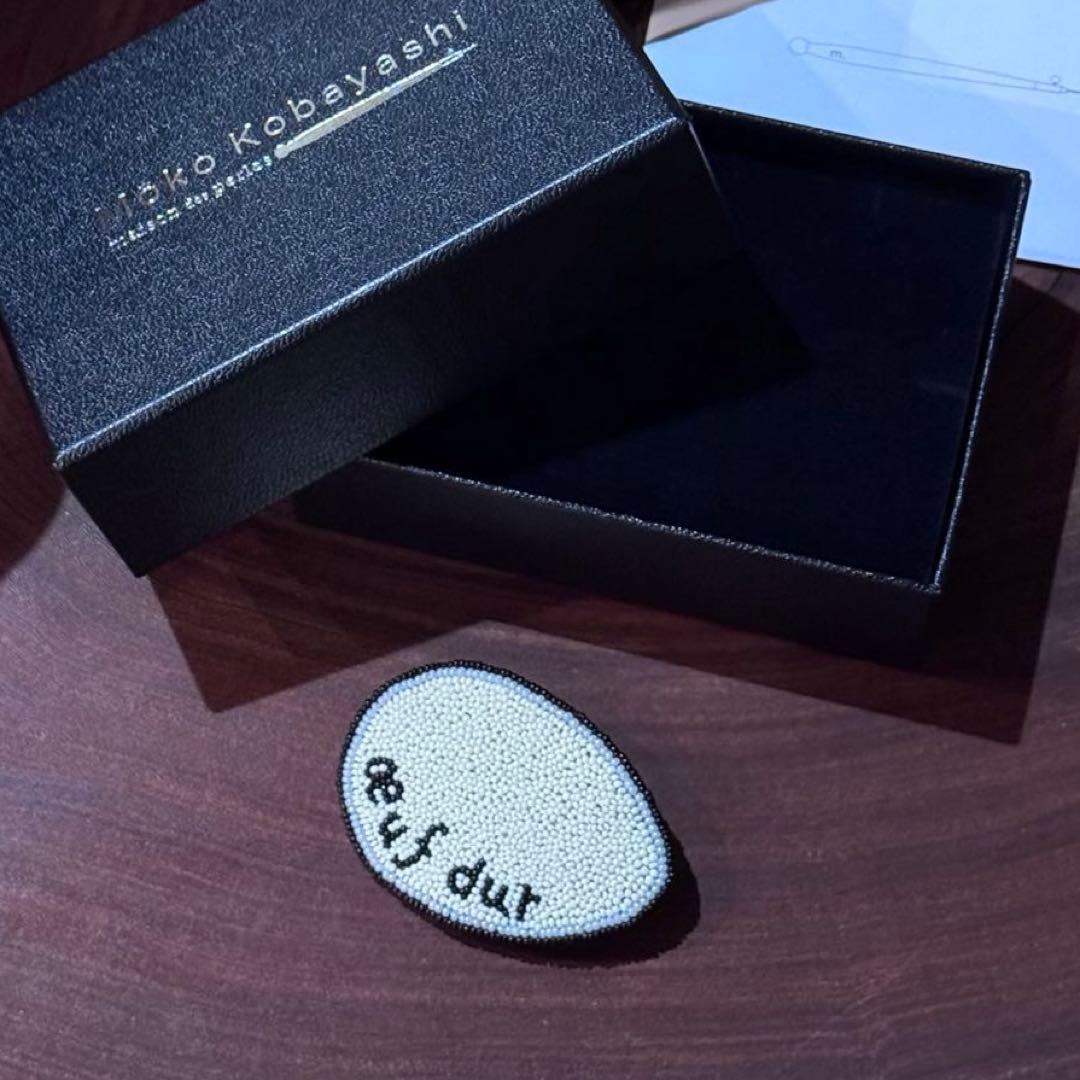 小林モー子 箱と販売証明付き エクリュ ceuf dur （ゆで卵）ブローチ