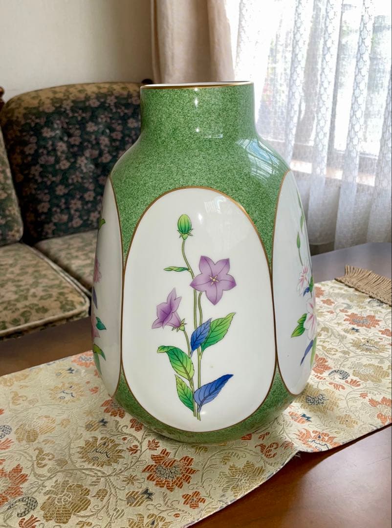 季節の花々・香蘭社の大きい花瓶