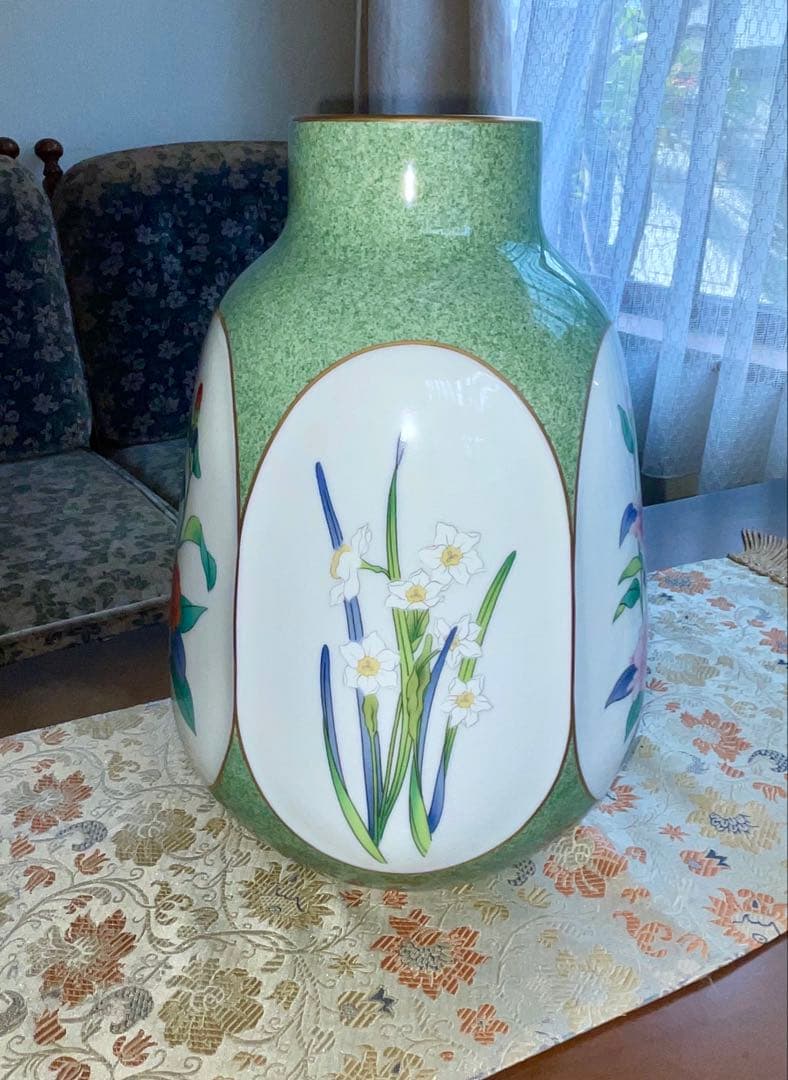 季節の花々・香蘭社の大きい花瓶