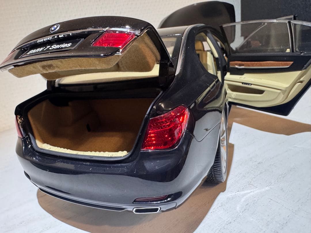 ミニカー KYOSHO  750Li (F02) 1:18