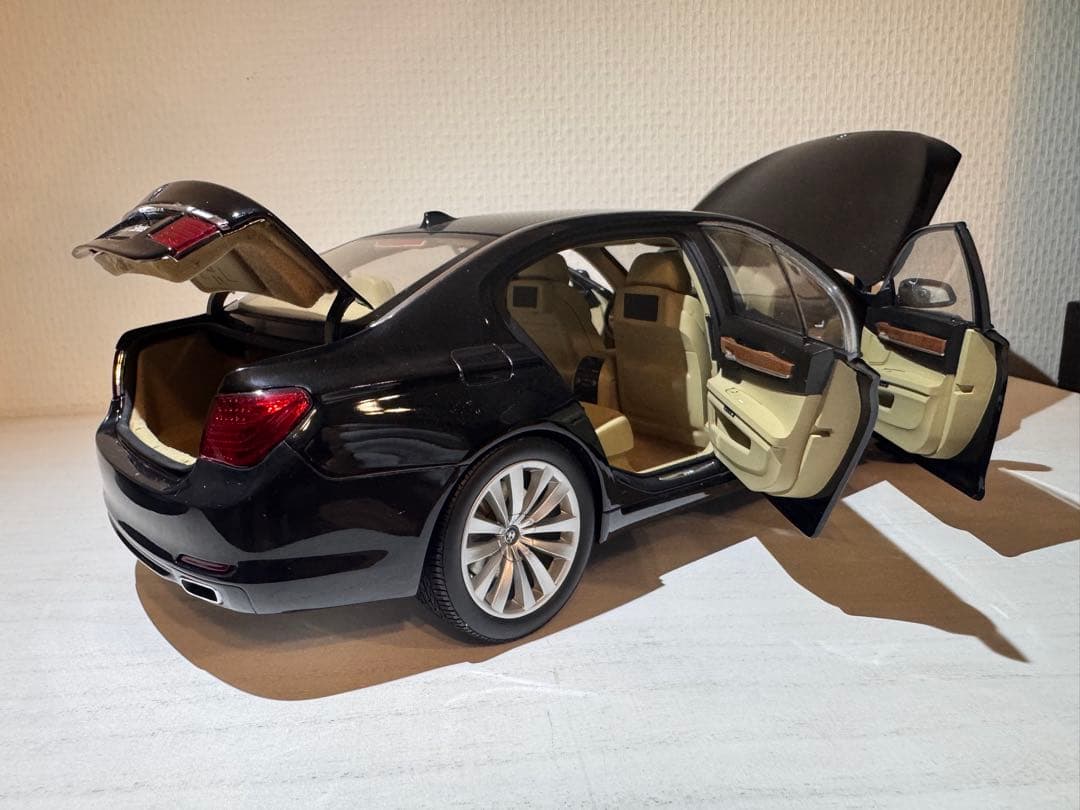 ミニカー KYOSHO  750Li (F02) 1:18