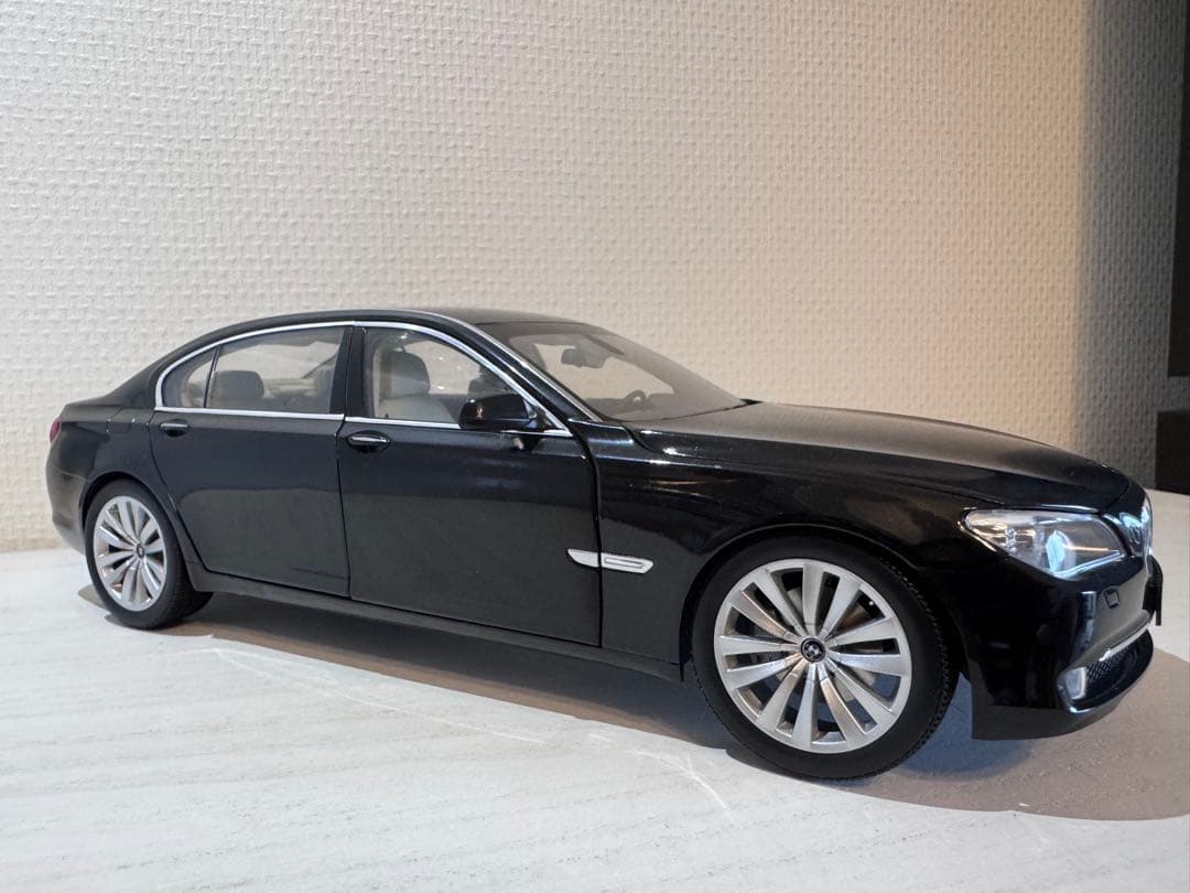 ミニカー KYOSHO  750Li (F02) 1:18