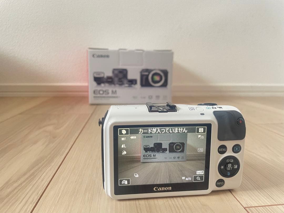 【週末限定値下げ】Canon EOS M（ホワイト）・ダブルレンズキット