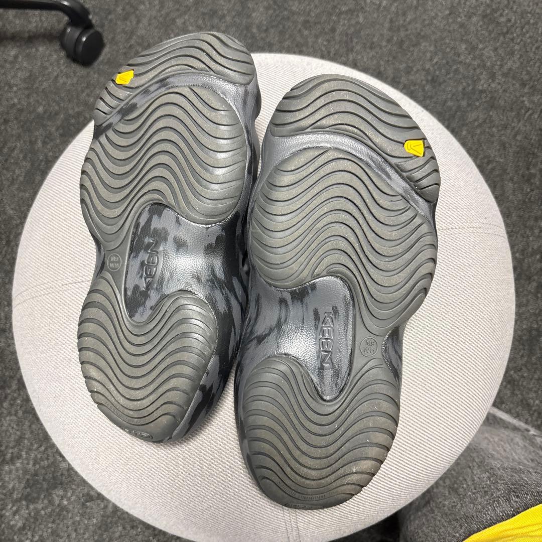 Keen ヨギ サンダル 迷彩ブラック