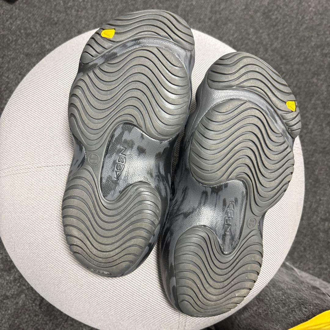 Keen ヨギ サンダル 迷彩ブラック