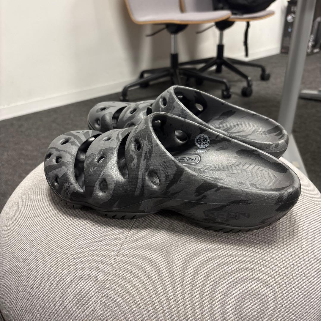 Keen ヨギ サンダル 迷彩ブラック
