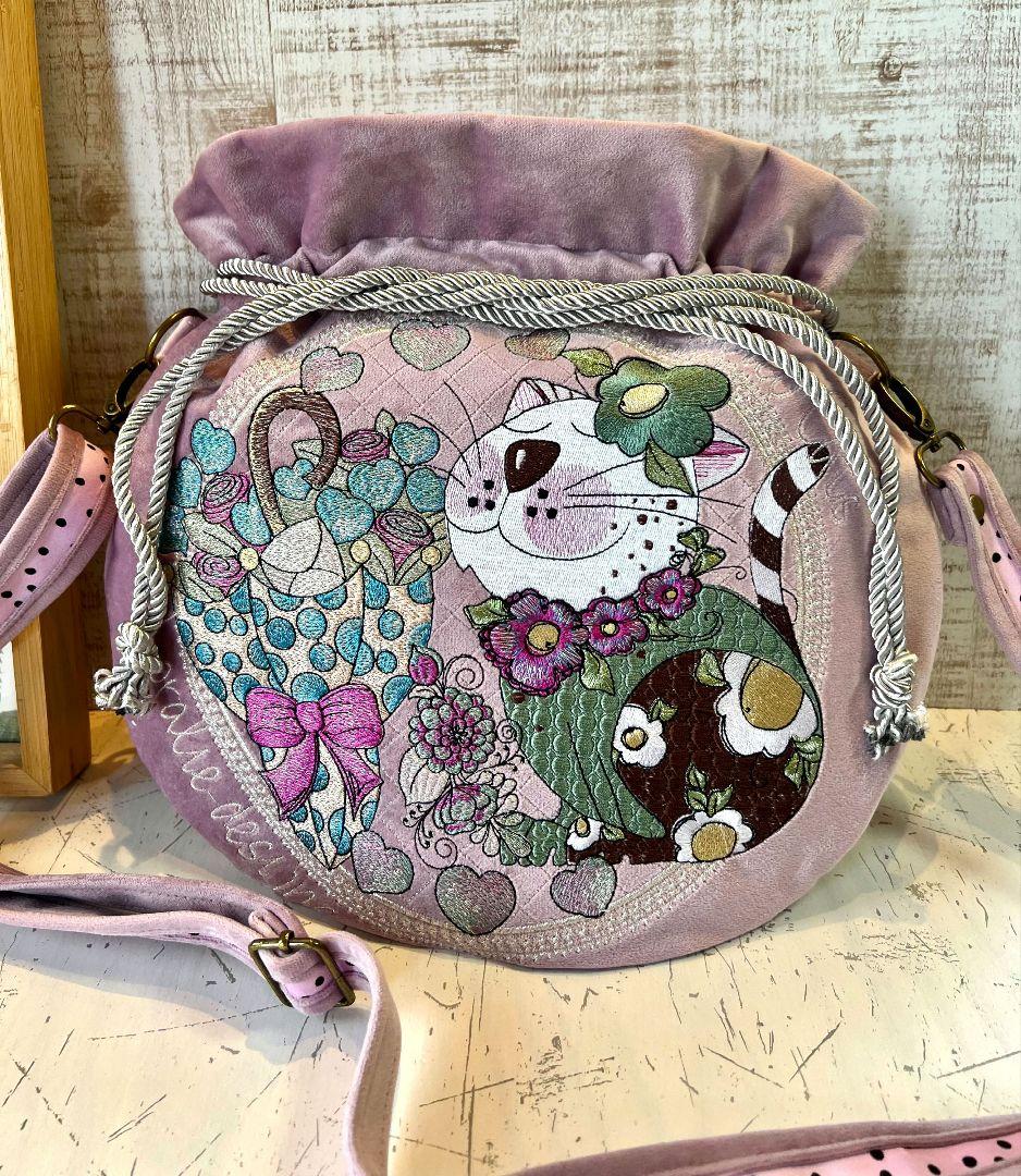 ロラライハリス♡ラベンダーピンクベルベット♡刺繍の丸い巾着ショルダーバッグ