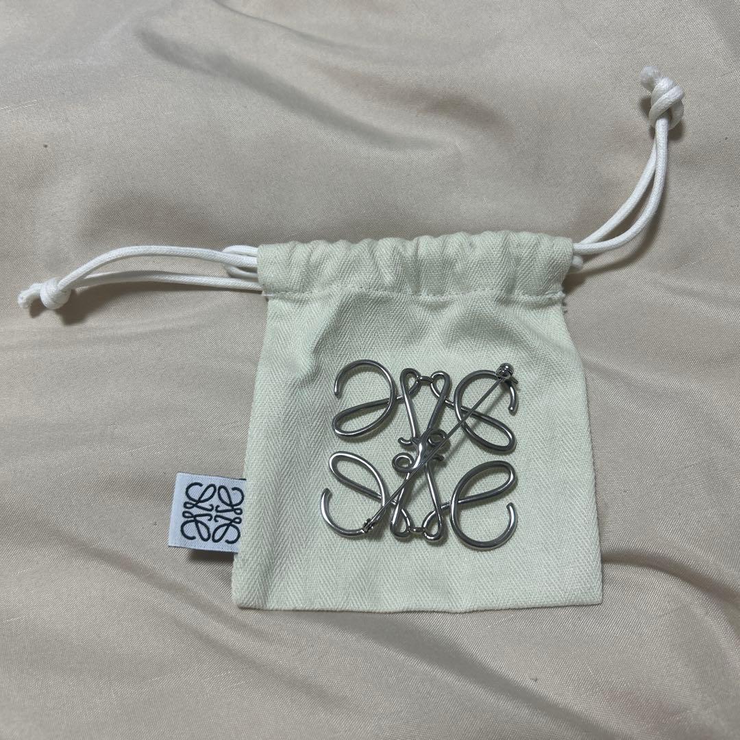 LOEWE シルバーブローチ ロゴデザイン