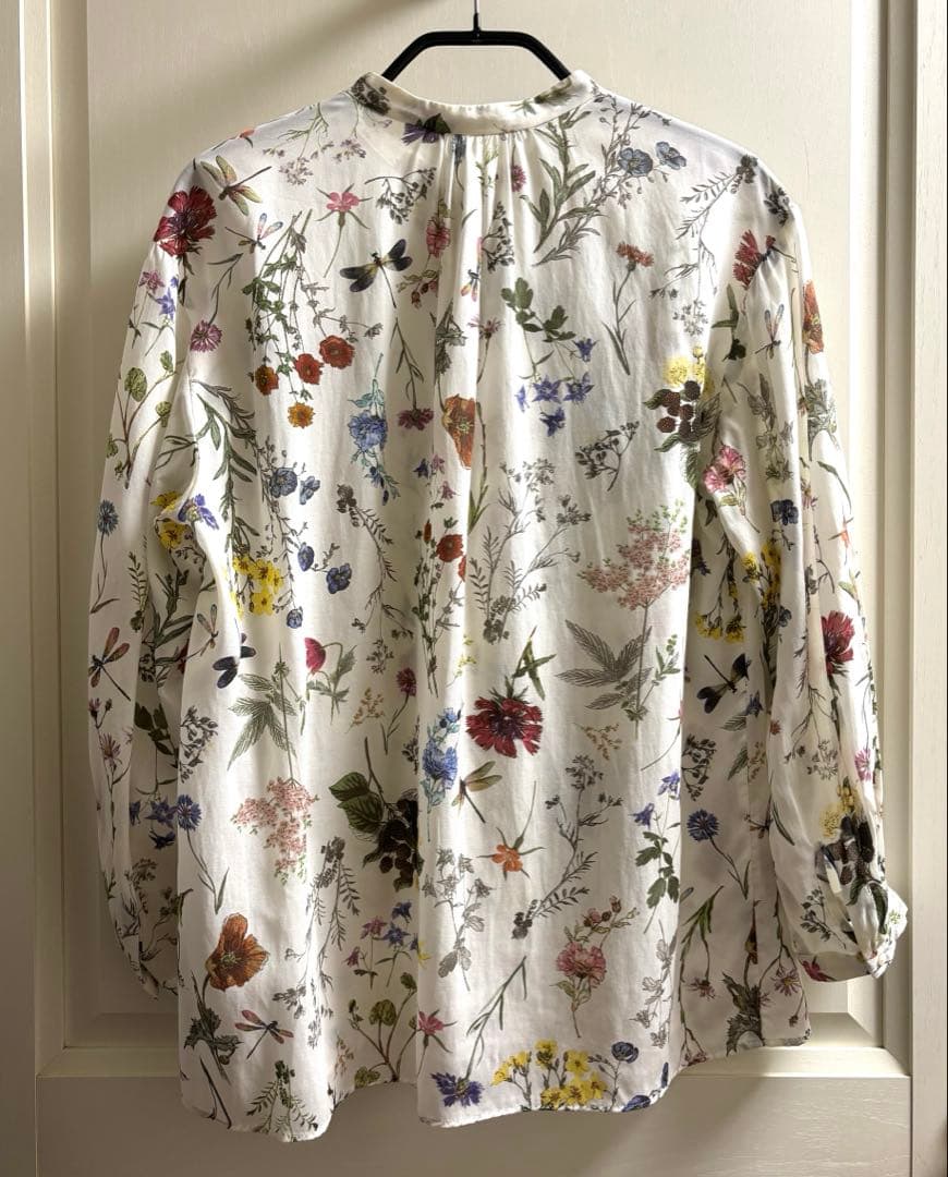 ボタニカルリベルラプリント ボウタイブラウス　トゥモローランド