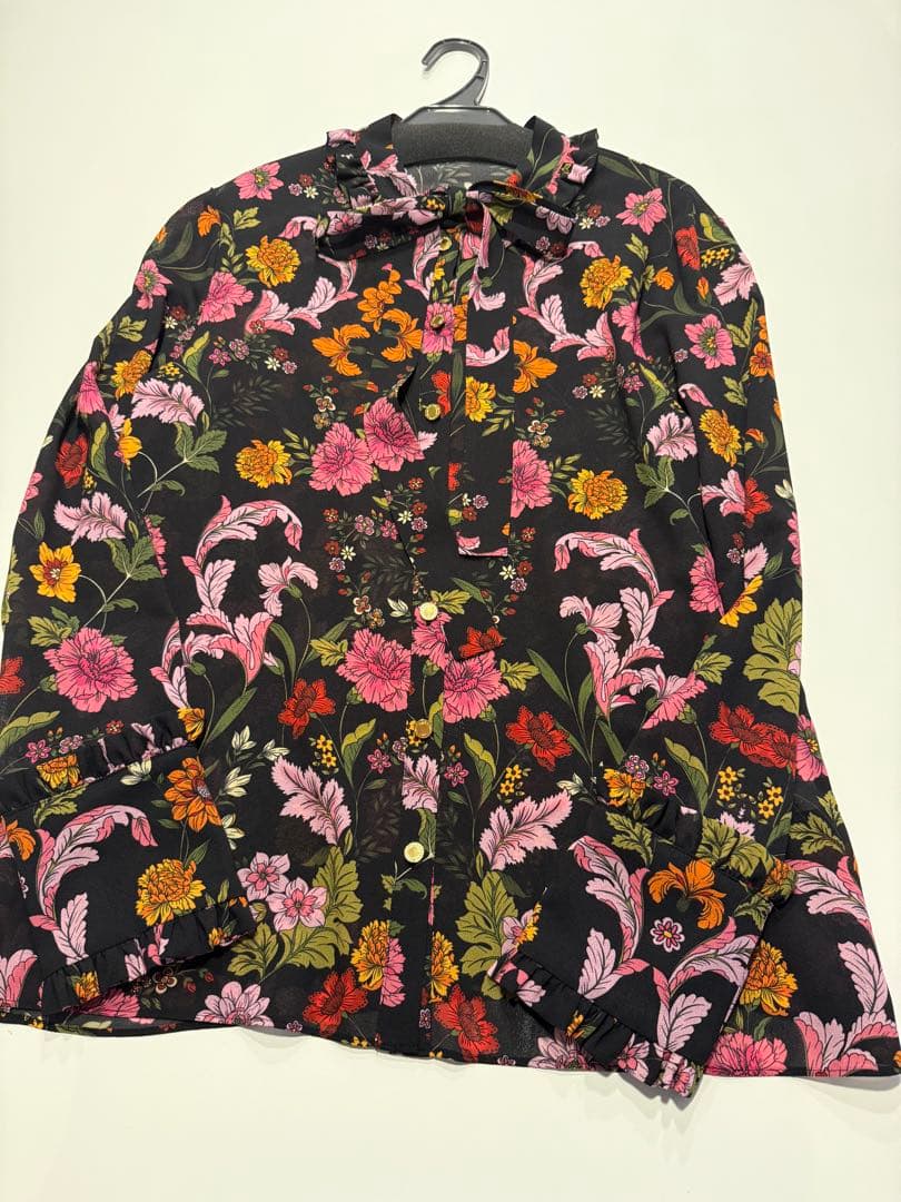 【LOULOU WILLOUGHBY】シンメトリーフラワーリボンブラウス