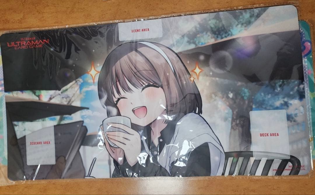 ウルトラマン カードゲーム』限定プレイマット「SKaRDを作った男マット