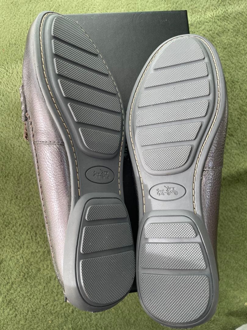 みこちゃん　COACH シルバー ローファー