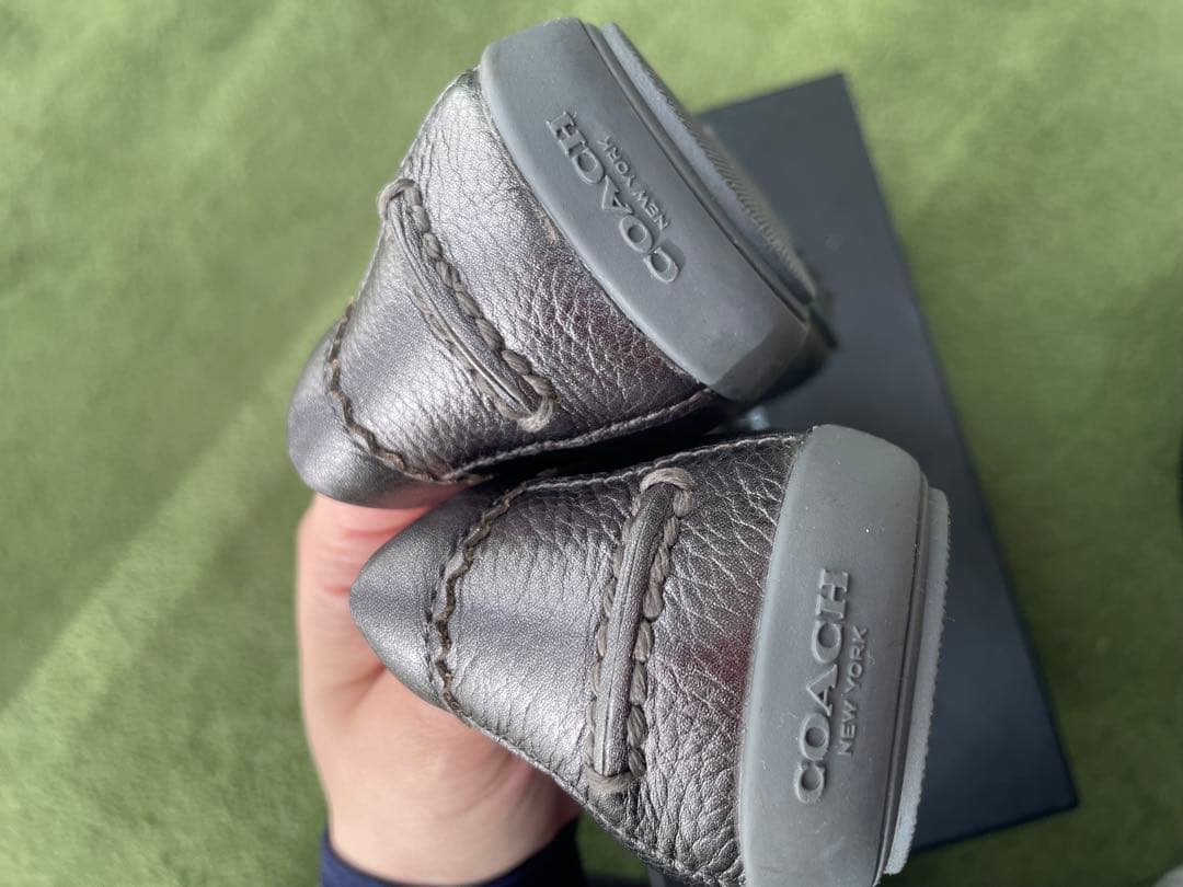 みこちゃん　COACH シルバー ローファー