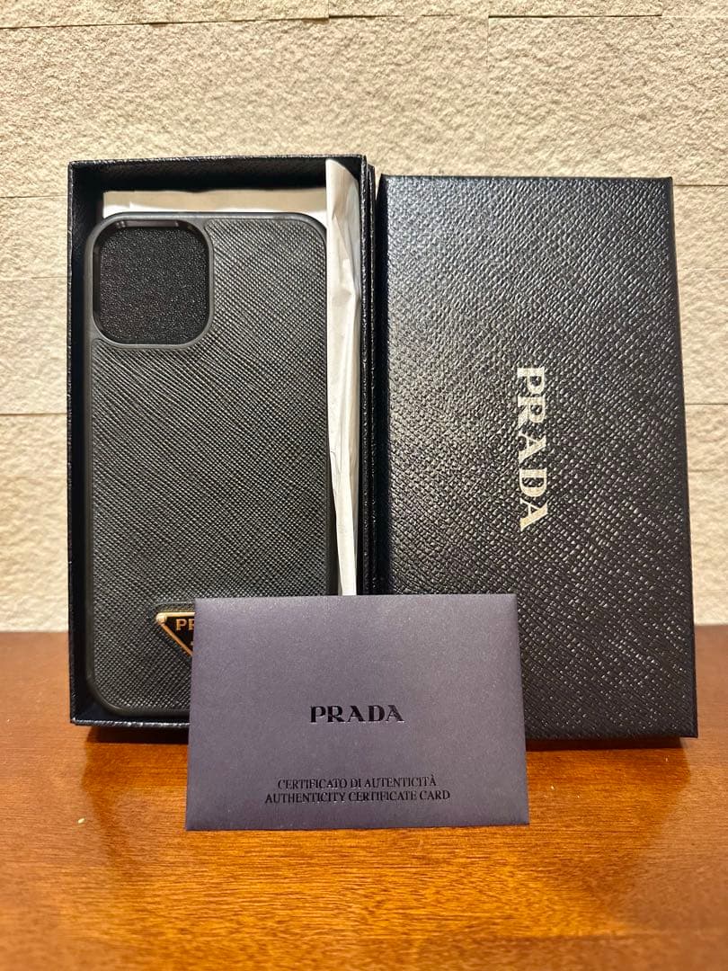 PRADAブラック正規品　iPhone12、12pro用ケース